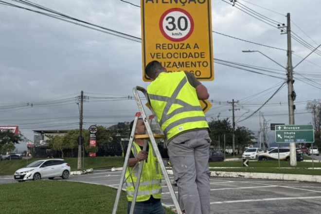 Os servi&ccedil;os j&aacute; contam com a instala&ccedil;&atilde;o das placas de aviso sobre os redutores de velocidade. Devido &agrave; instabilidade clim&aacute;tica, as lombadas ser&atilde;o instaladas somente quando houver dias seguidos de tempo est&aacute;vel.