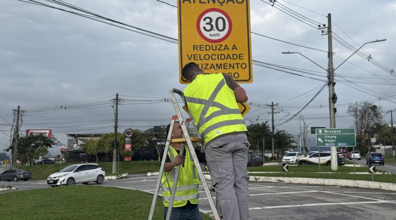 Os serviços já contam com a instalação das placas de aviso sobre os redutores de velocidade. Devido à instabilidade climática, as lombadas serão instaladas somente quando houver dias seguidos de tempo estável.