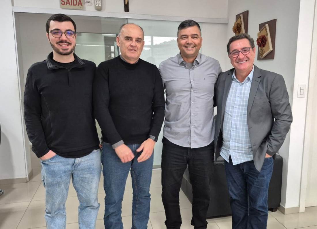 Durante a visita, Schmidt falou sobre sua experiência na segurança pública e explicou as razões que o levaram a colocar novamente o nome à disposição para uma disputa eleitoral. 