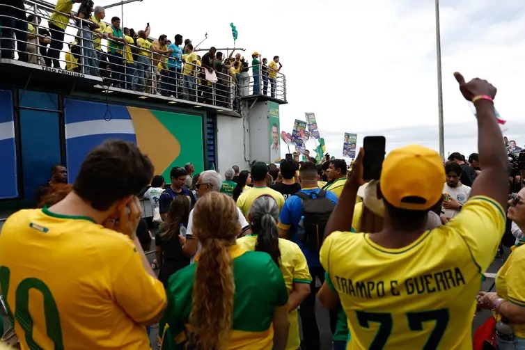 Lan&ccedil;amento da campanha do senador Fl&aacute;vio Bolsonaro, candidato &agrave; presid&ecirc;ncia da Rep&uacute;blica, com vice Alfredo Gaspar, em com&iacute;cio do Partido Liberal (PL) na praia de Copacabana.