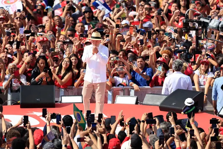 Primeiro ato de campanha do presidente Lula, no est&aacute;dio 1&ordm; de Maio. 