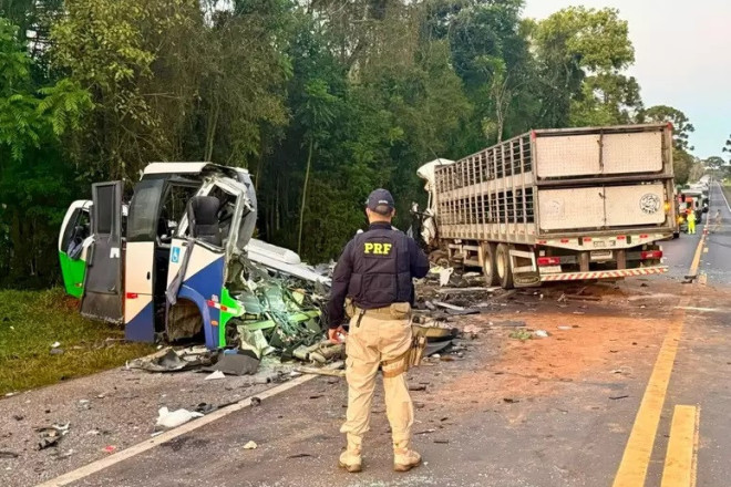 As primeiras informa&ccedil;&otilde;es s&atilde;o de que o caminh&atilde;o invadiu a pista contr&aacute;ria