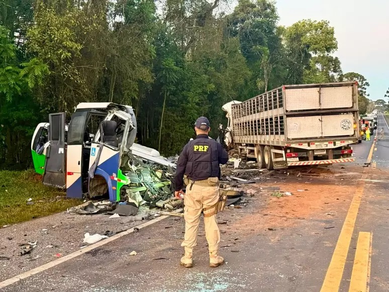 As primeiras informações são de que o caminhão invadiu a pista contrária
