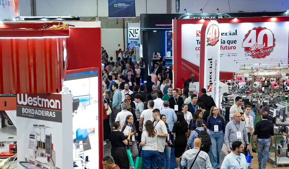 Segundo a organização, 18.004 visitantes passaram pela feira no primeiro dia do evento, que segue até sexta-feira (21).