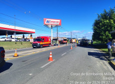 A ocorr&ecirc;ncia foi registrada na faixa elevada localizada entre o supermercado Kompr&atilde;o e o F&oacute;rum, onde um autom&oacute;vel e uma bicicleta colidiram.