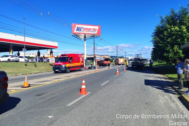 A ocorr&ecirc;ncia foi registrada na faixa elevada localizada entre o supermercado Kompr&atilde;o e o F&oacute;rum, onde um autom&oacute;vel e uma bicicleta colidiram.
