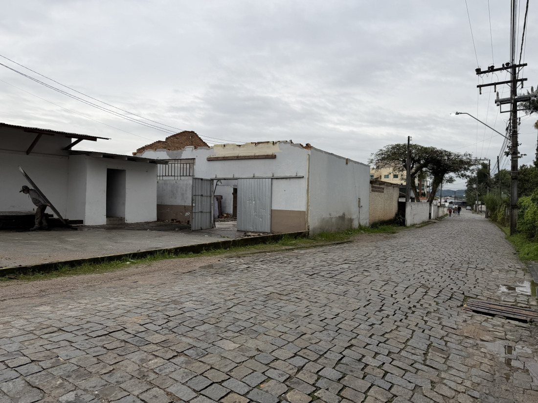 Prefeitura indenizou donos de imóveis para dar sequ~encia à obra na via principal