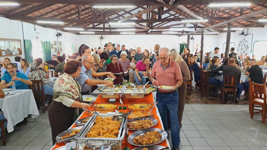 O almoço será servido das 12h às 14h, na sede do clube, localizada na Rua Antônio Schmitz, 1.221. O ingresso custa R$ 90 por pessoa.
