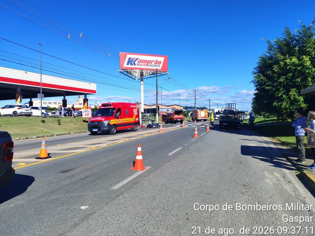 A ocorrência foi registrada na faixa elevada localizada entre o supermercado Komprão e o Fórum, onde um automóvel e uma bicicleta colidiram.