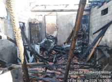 Resid&ecirc;ncia foi totalmente destru&iacute;da pelo fogo