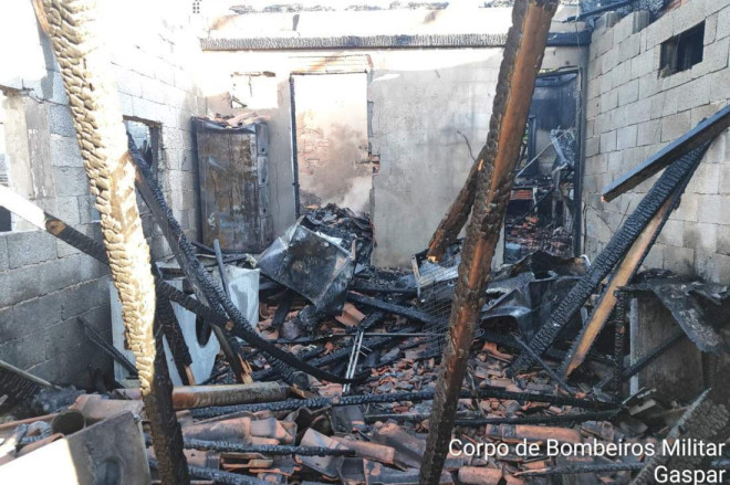 Resid&ecirc;ncia foi totalmente destru&iacute;da pelo fogo
