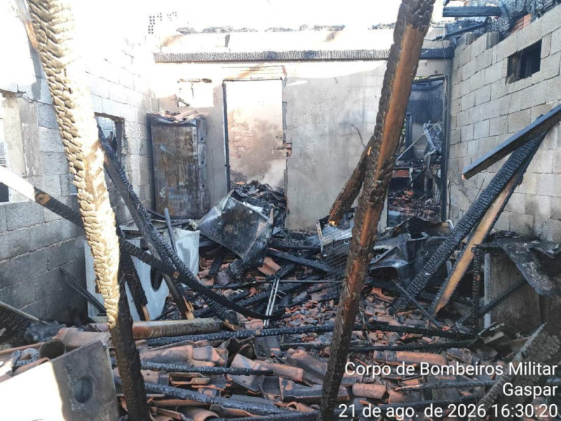 Resid&ecirc;ncia foi totalmente destru&iacute;da pelo fogo
