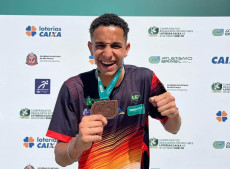 Gabriel comemora no p&oacute;dio a medalha conquistada na etapa nacional do Trof&eacute;u Brasil Loterias da Caixa