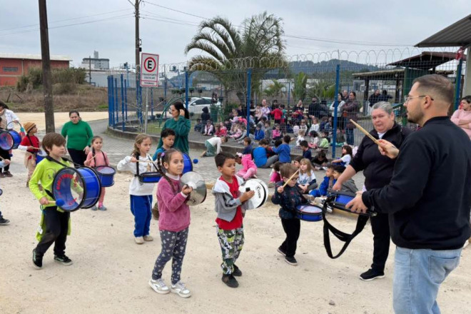 Criada neste ano, a fanfarra &eacute; a primeira da Educa&ccedil;&atilde;o Infantil de Gaspar e utiliza instrumentos profissionais adaptados aos pequenos m&uacute;sicos. 