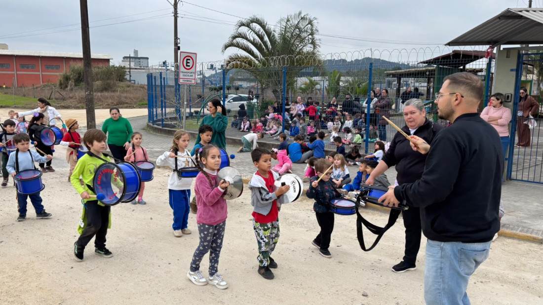 Criada neste ano, a fanfarra é a primeira da Educação Infantil de Gaspar e utiliza instrumentos profissionais adaptados aos pequenos músicos. 