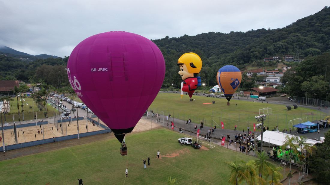Entre os destaques da edição estão a exposição de carros da Oktoberfest Blumenau e o show da banda Mamonas Assassinas Cover Alta Voltagem, às 18h.

