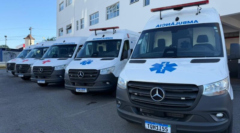 Município recebe primeira van adaptada para cadeirantes e três novas ambulâncias, ampliando a capacidade de atendimento em consultas, exames e tratamentos


