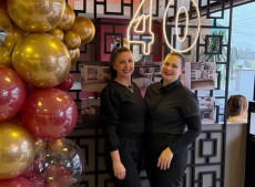Eliane e a filha Stephany na comemora&ccedil;&atilde;o dos 40 anos da panificadora