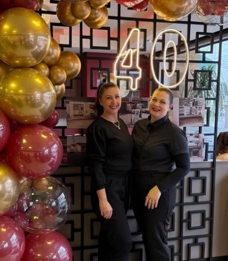Eliane e a filha Stephany na comemora&ccedil;&atilde;o dos 40 anos da panificadora