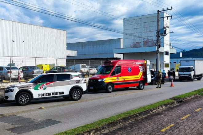 Bombeiros precisaram usar t&eacute;cnicas de resgate para feminina que ficou no interior do ve&iacute;culo