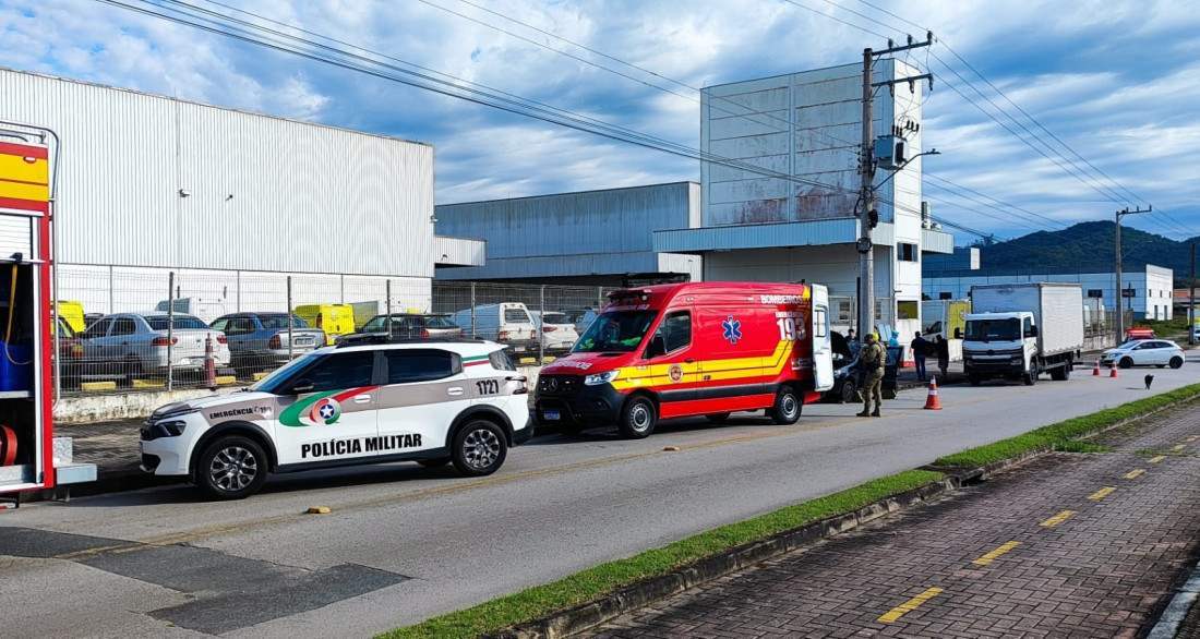 Bombeiros precisaram usar t&eacute;cnicas de resgata para feminina que ficou no interior do ve&iacute;culo