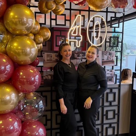 Eliane e a filha Stephany na comemoração dos 40 anos da panificadora