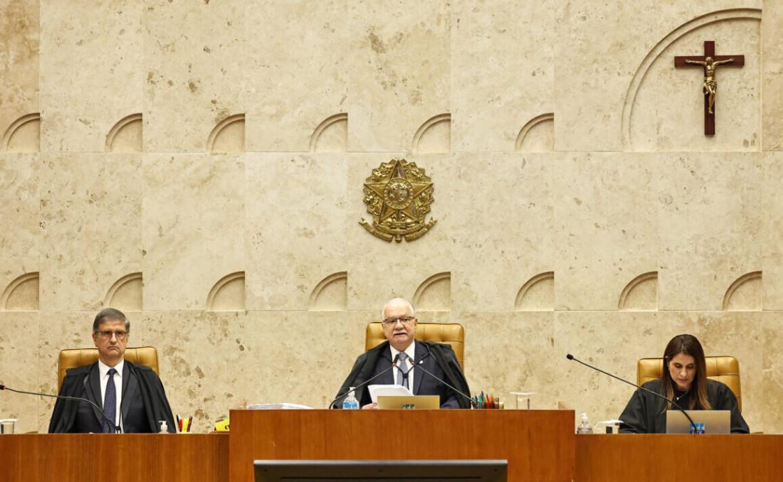 O ministro Edson Fachin (centro) foi alvo de críticas do colega Flávio Dino por não saber conduzir a sessão