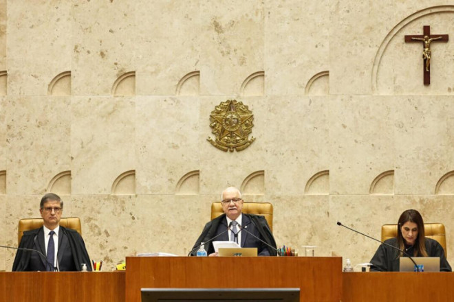 O ministro Edson Fachin (centro) foi alvo de cr&iacute;ticas do colega Fl&aacute;vio Dino por n&atilde;o saber conduzir a sess&atilde;o