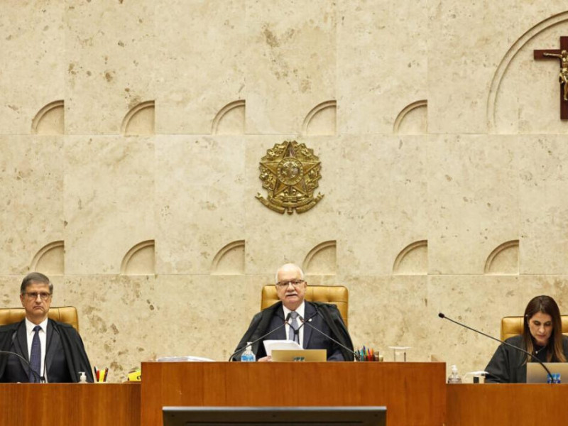 O ministro Edson Fachin (centro) foi alvo de cr&iacute;ticas do colega Fl&aacute;vio Dino por n&atilde;o saber conduzir a sess&atilde;o