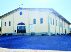 A capela est&aacute; sendo preparada para receber os fi&eacute;is nas celebra&ccedil;&otilde;es religiosas