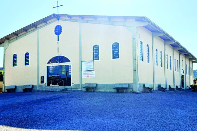 A capela est&aacute; sendo preparada para receber os fi&eacute;is nas celebra&ccedil;&otilde;es religiosas