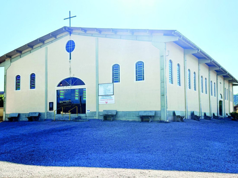A capela est&aacute; sendo preparada para receber os fi&eacute;is nas celebra&ccedil;&otilde;es religiosas