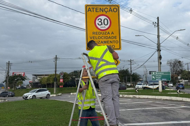 Trevo da Parolli registra um m&ecirc;s sem ocorr&ecirc;ncias ap&oacute;s instala&ccedil;&atilde;o das lombadas.
