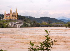 Rio Itaja&iacute;-A&ccedil;u ficou pr&oacute;ximo de 10 m acima do seu n&iacute;vel em Gaspar