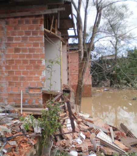 Casa interditada por causa de deslizamento de terra