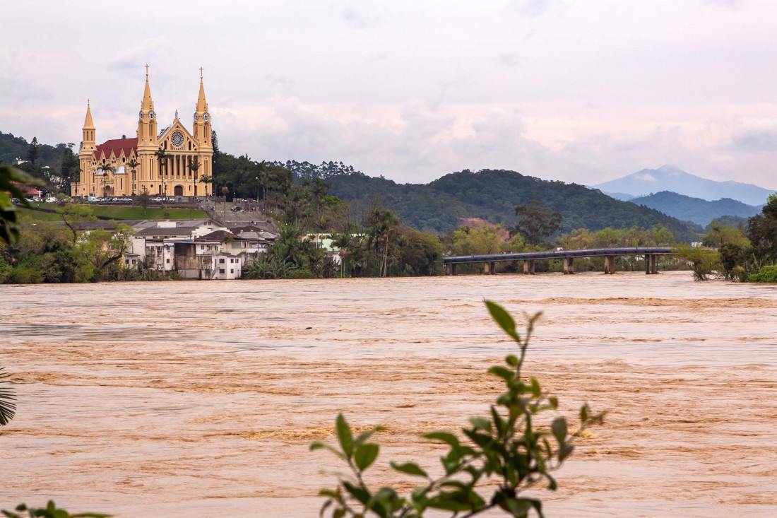 O Rio Itaja&iacute;-A&ccedil;u ficou pr&oacute;ximo dos 10 metros acima do seu n&iacute;vel em Gaspar