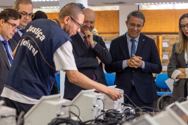 Presidente do TRE-SC, desembargador Carlos Roberto da Silva, acompanha prepara&ccedil;&atilde;o das urnas em Blumenau.