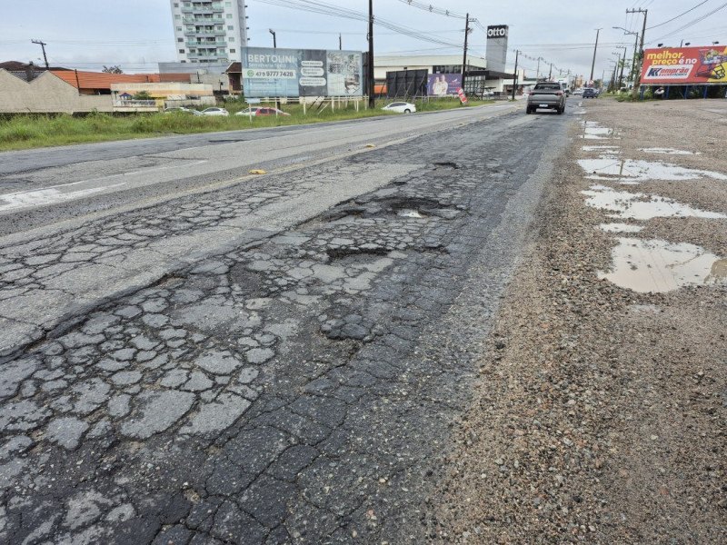 Avenida Frei Godofredo apresenta diversos problemas no pavimento