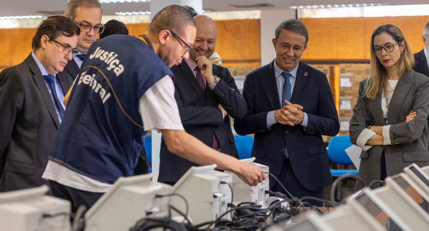 Presidente do TRE-SC, desembargador Carlos Roberto da Silva, acompanha preparação das urnas em Blumenau.