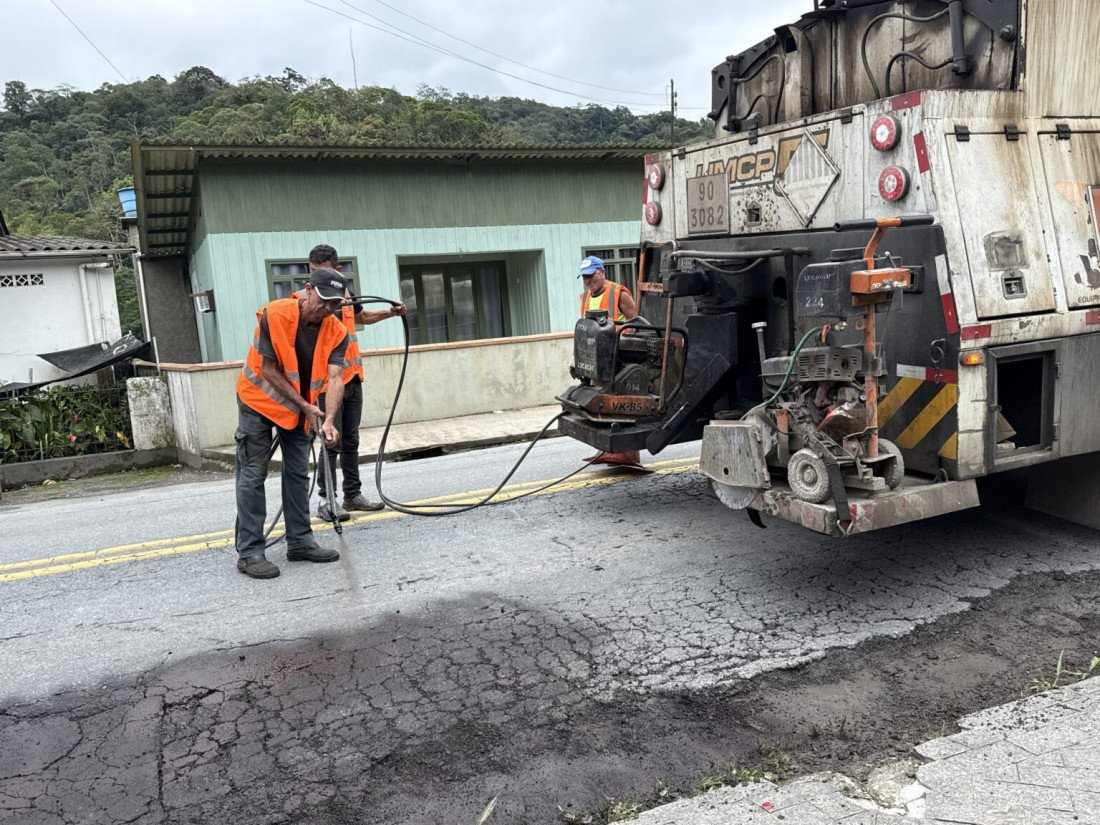 Serviço de tapa-buraco após período de chuva