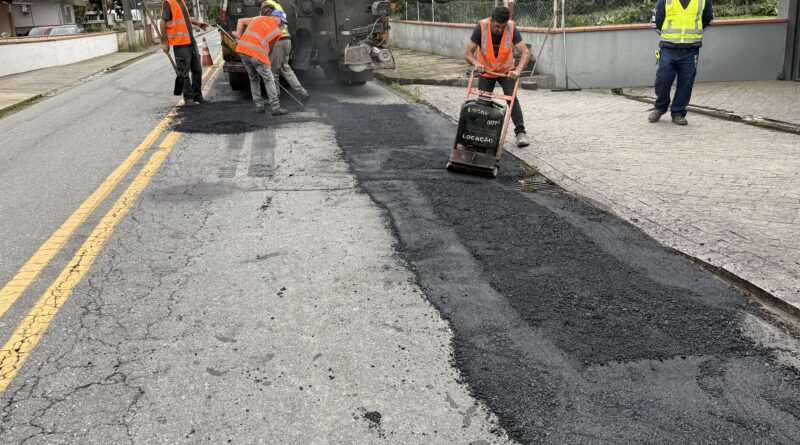 Opera&ccedil;&atilde;o Tapa-Buracos foi retomada nesta semana, come&ccedil;ando pela Rua Bonif&aacute;cio Haendchen, no Distrito do Belchior