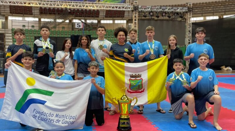 O grande destaque foi a tetracampeã nacional Raissa Caroline Martins, campeã no kata e no kumite individual. 