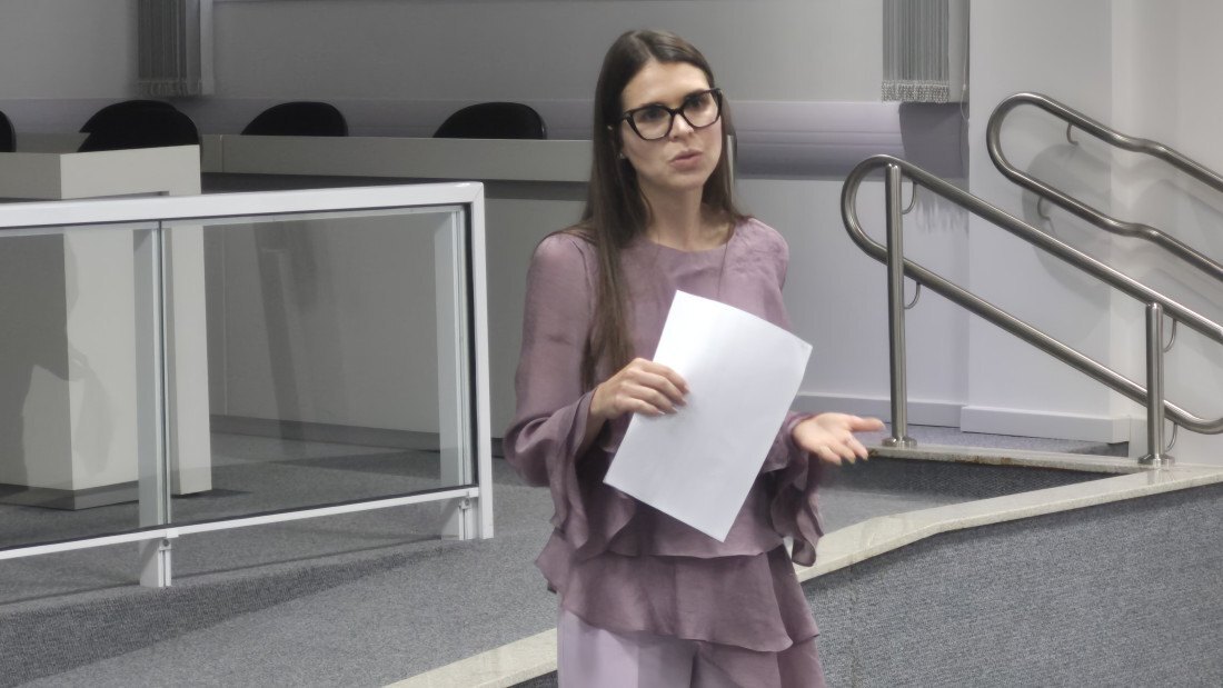 Juíza eleitoral, Maria Augusta, orienta eleitores a levarem junto a 