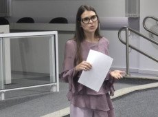 Ju&iacute;za eleitoral, Maria Augusta, orienta eleitores a levarem junto a "colinha"