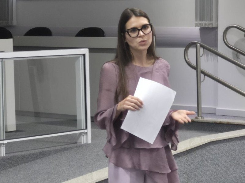 Ju&iacute;za eleitoral, Maria Augusta, orienta eleitores a levarem junto a "colinha"