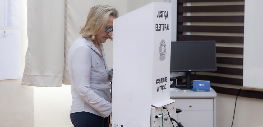 N&atilde;o &eacute; permitido o uso de celulares na cabine de vota&ccedil;&atilde;o