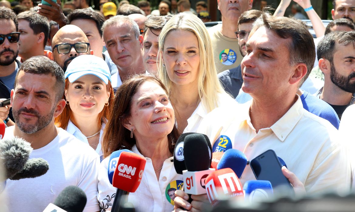 Fl&aacute;vio Bolsonaro diz que vai manter Bolsa Fam&iacute;lia e Farm&aacute;cia Popular