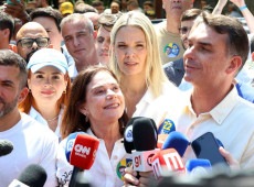 Fl&aacute;vio Bolsonaro diz que vai manter Bolsa Fam&iacute;lia e Farm&aacute;cia Popular