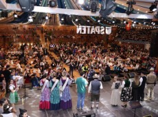 O espa&ccedil;o abriga o Festival de Dan&ccedil;as Germ&acirc;nicas, que re&uacute;ne 25 grupos regionais e 76 coreografias nas categorias Adulto, S&ecirc;nior e Livre.