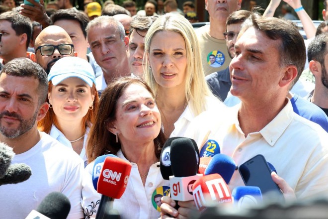 Fl&aacute;vio Bolsonaro diz que vai manter Bolsa Fam&iacute;lia e Farm&aacute;cia Popular